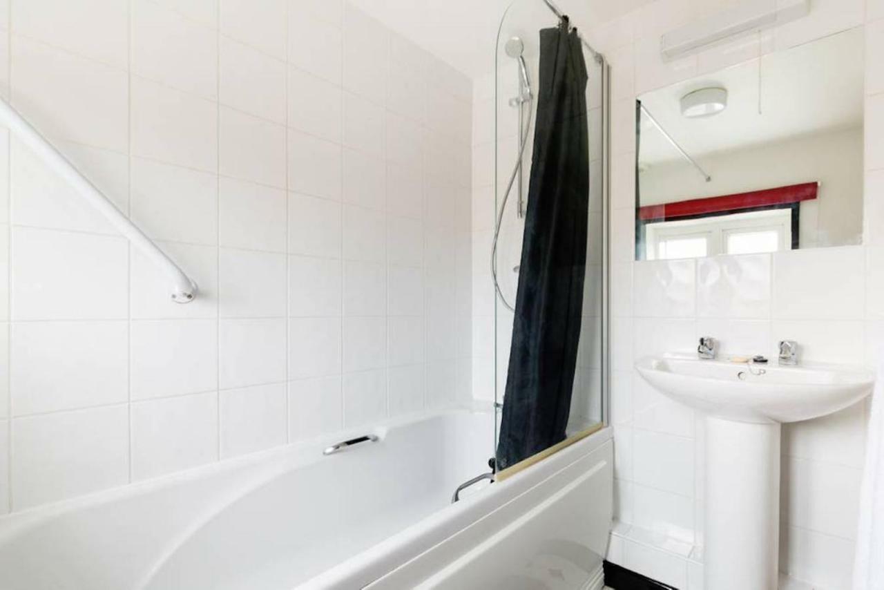 Fergies Canal Side Cottage ウォリック エクステリア 写真